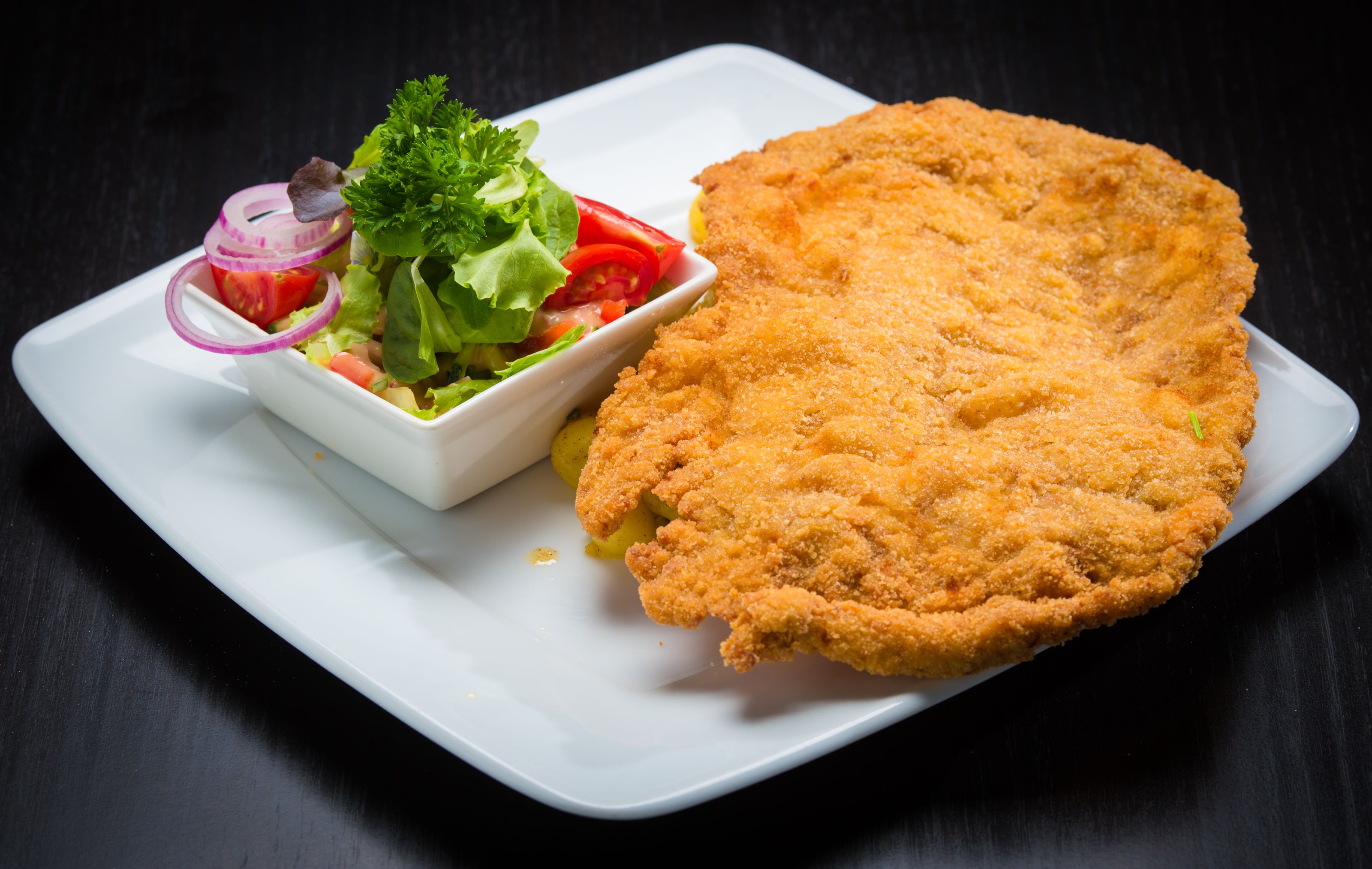 Kotlet schabowy z ziemniakami i surówką