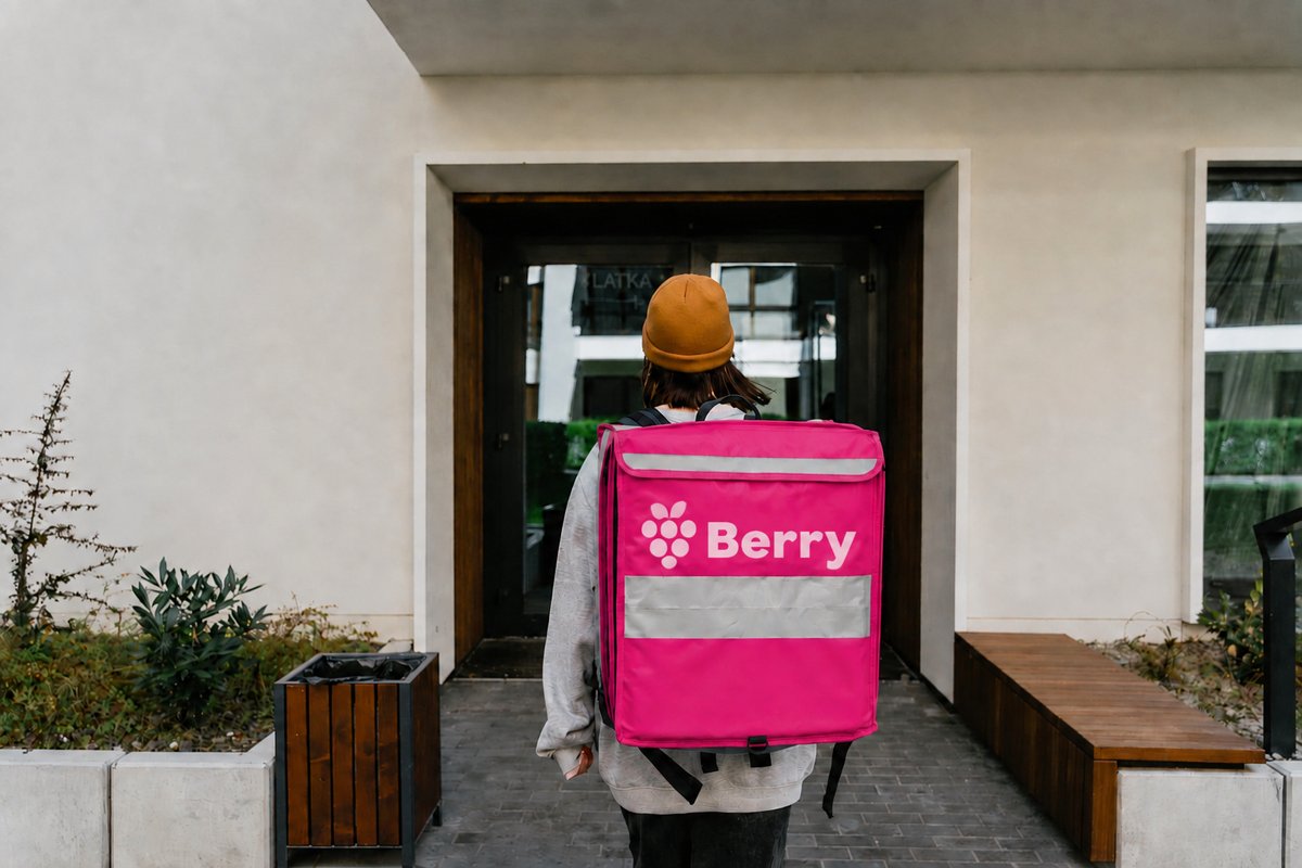 Kurier Berry z termiczną torbą dostawczą